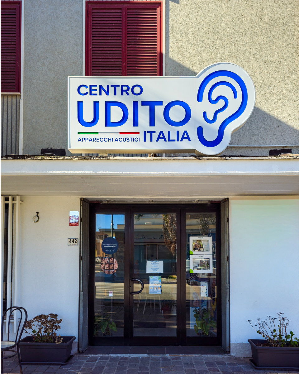 Realizzazione Cassonetto luminoso monofacciale sagomato con frontale inciso per Centro Udito, vista 2