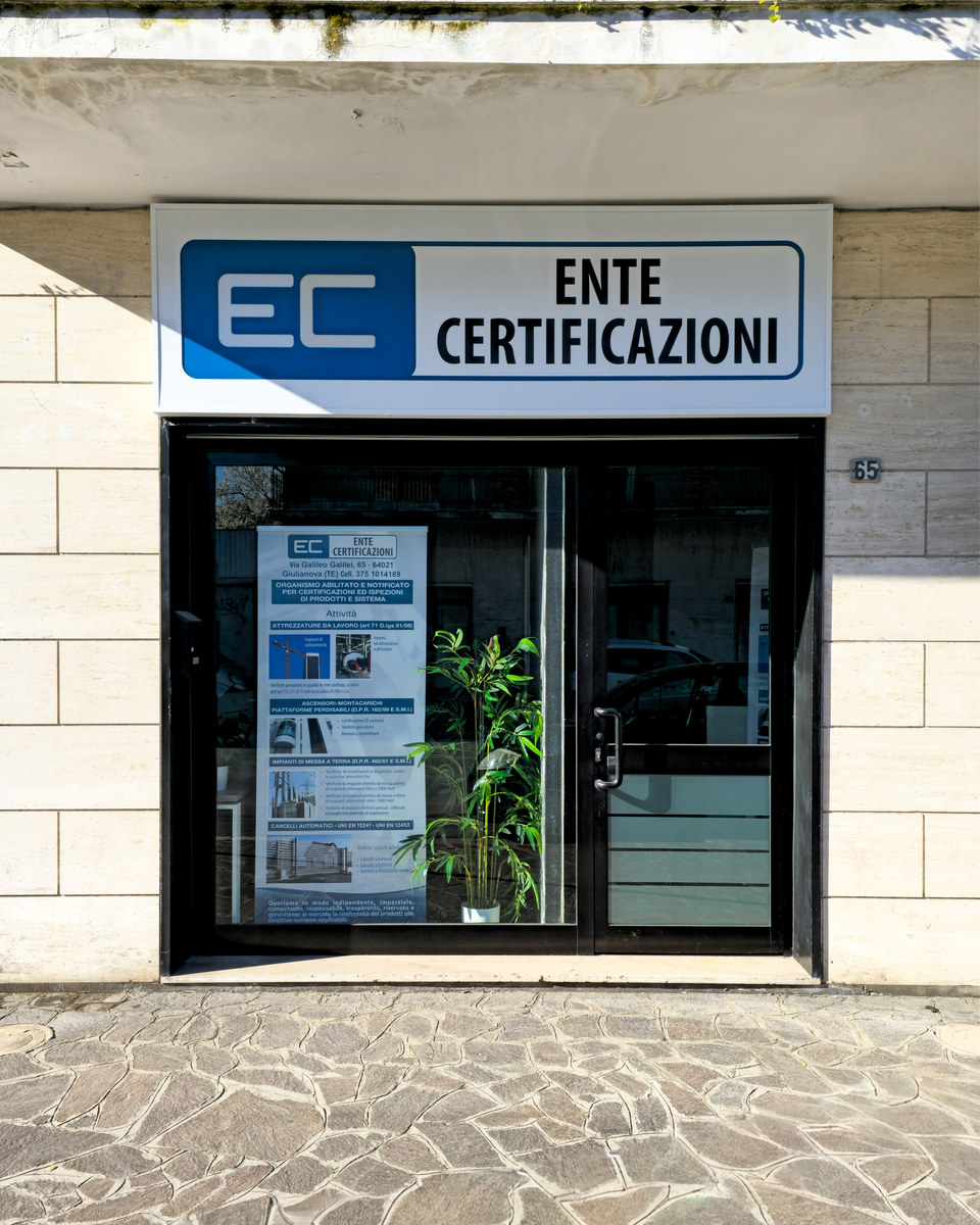 Realizzazione Cassonetto luminoso monofacciale con frontale inciso per Ente Certificazioni