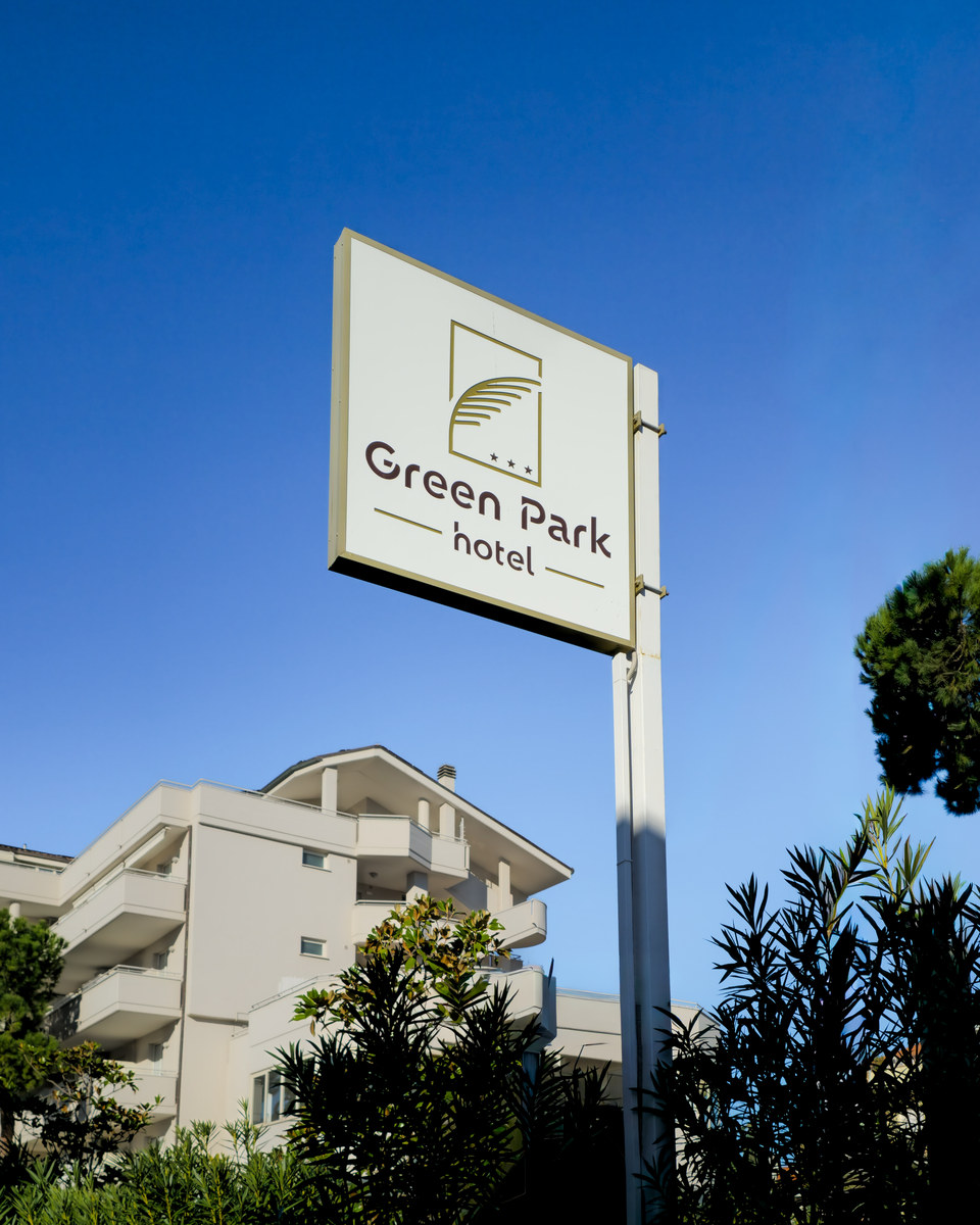 Realizzazione Insegna bifacciale con frontale inciso per Green Park Hotel
