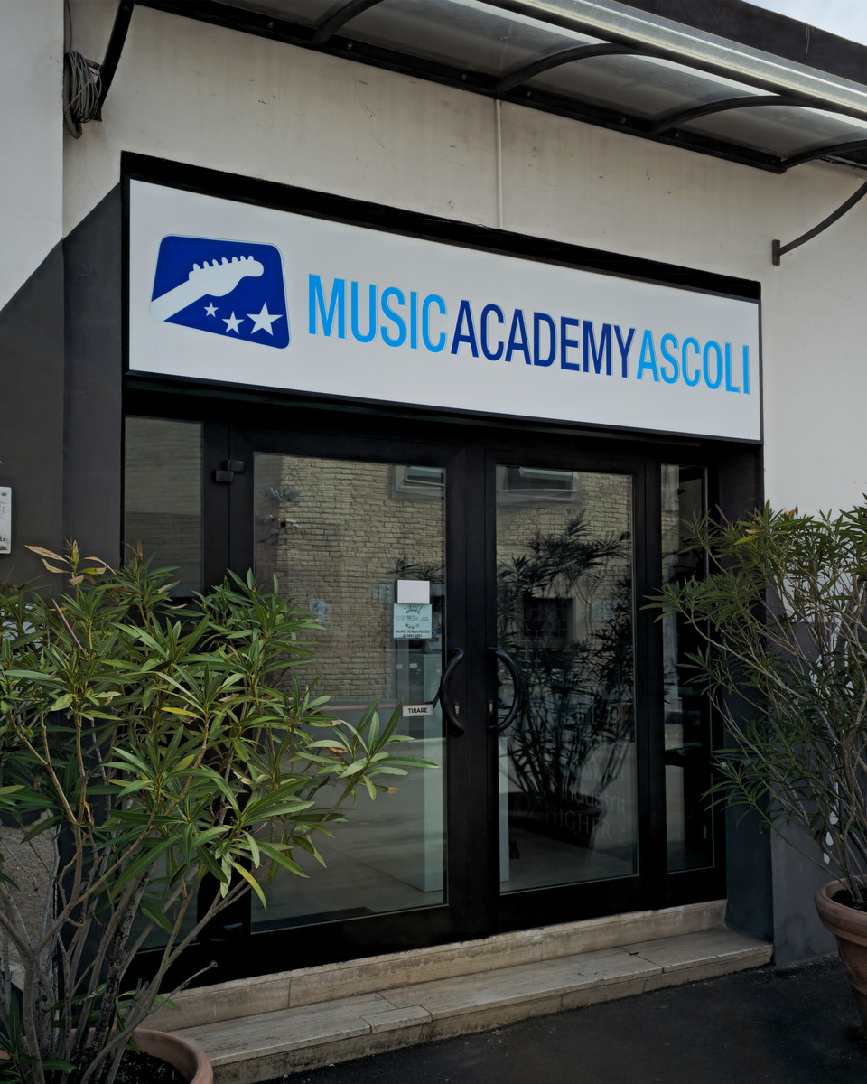 Realizzazione Cassonetto con frontale inciso per Music Academy Ascoli