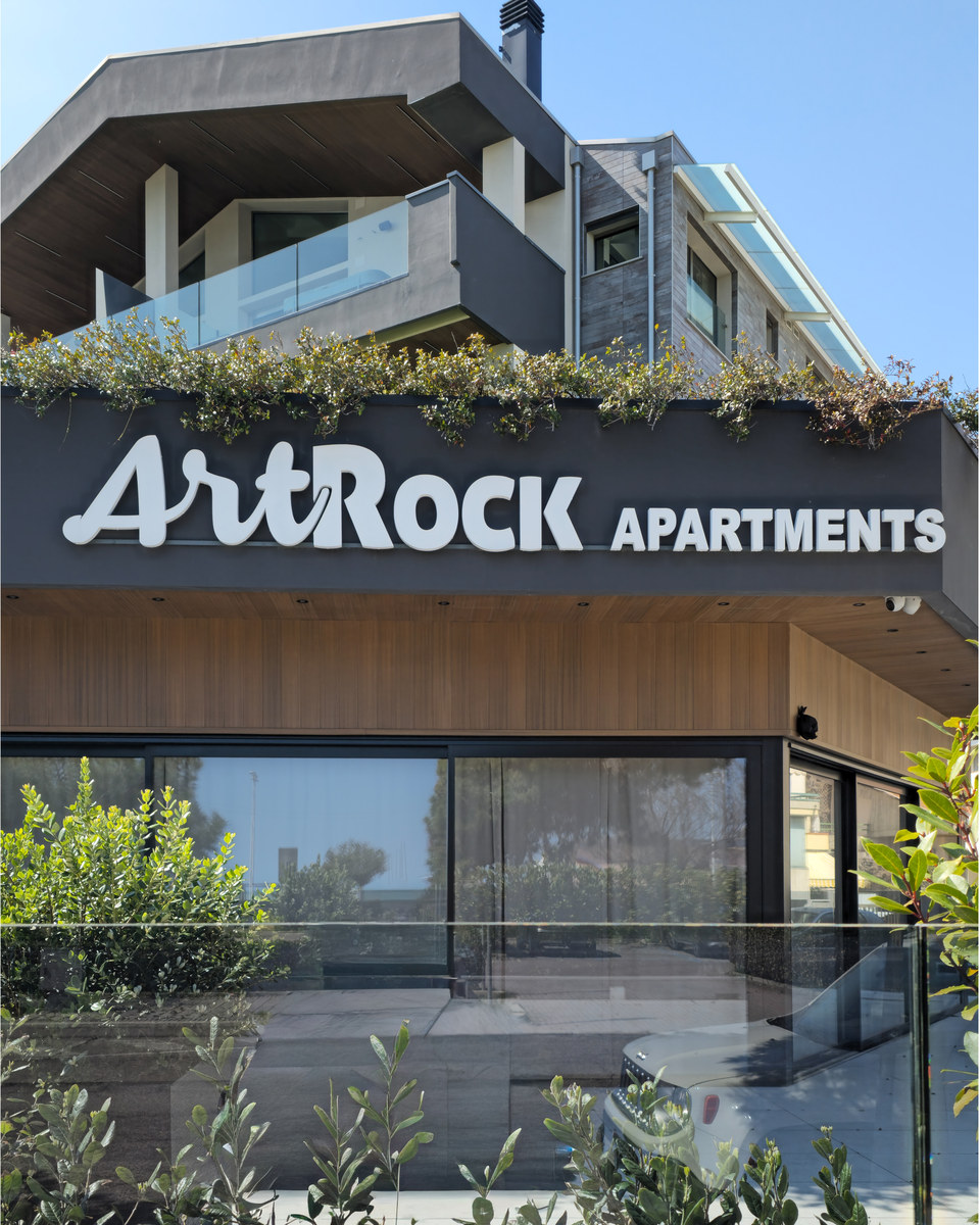 Realizzazione Lettere scatolate a luce riflessa per Art Rock, vista 2