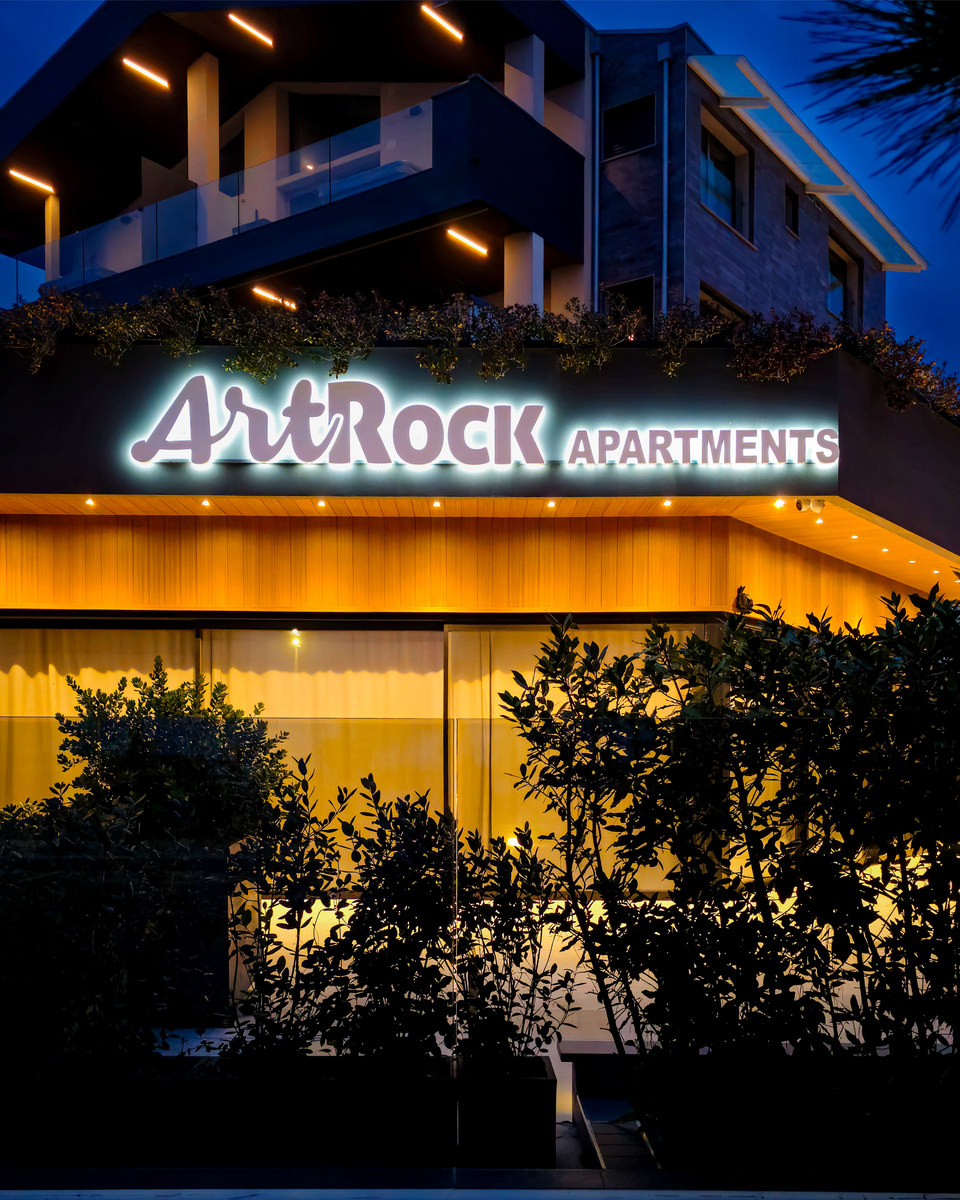 Realizzazione Lettere scatolate a luce riflessa per Art Rock, vista 1
