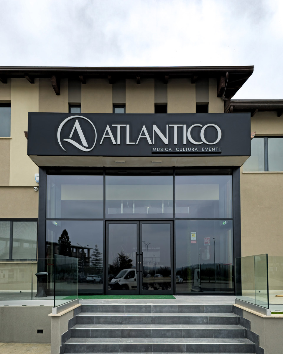 Insegna Atlantico a lettere scatolate a luce diretta