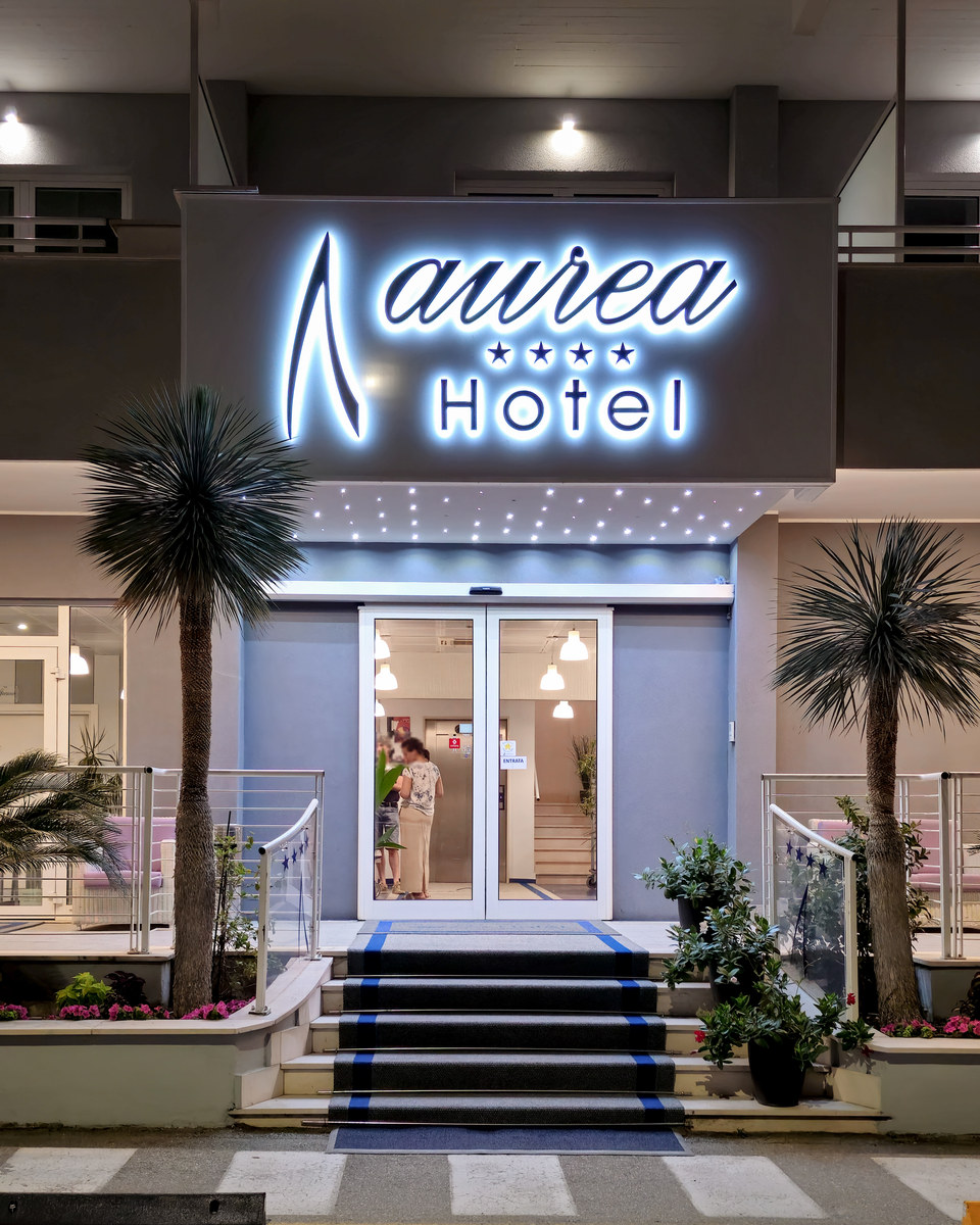 Realizzazione Lettere scatolate a luce riflessa per Aurea Hotel