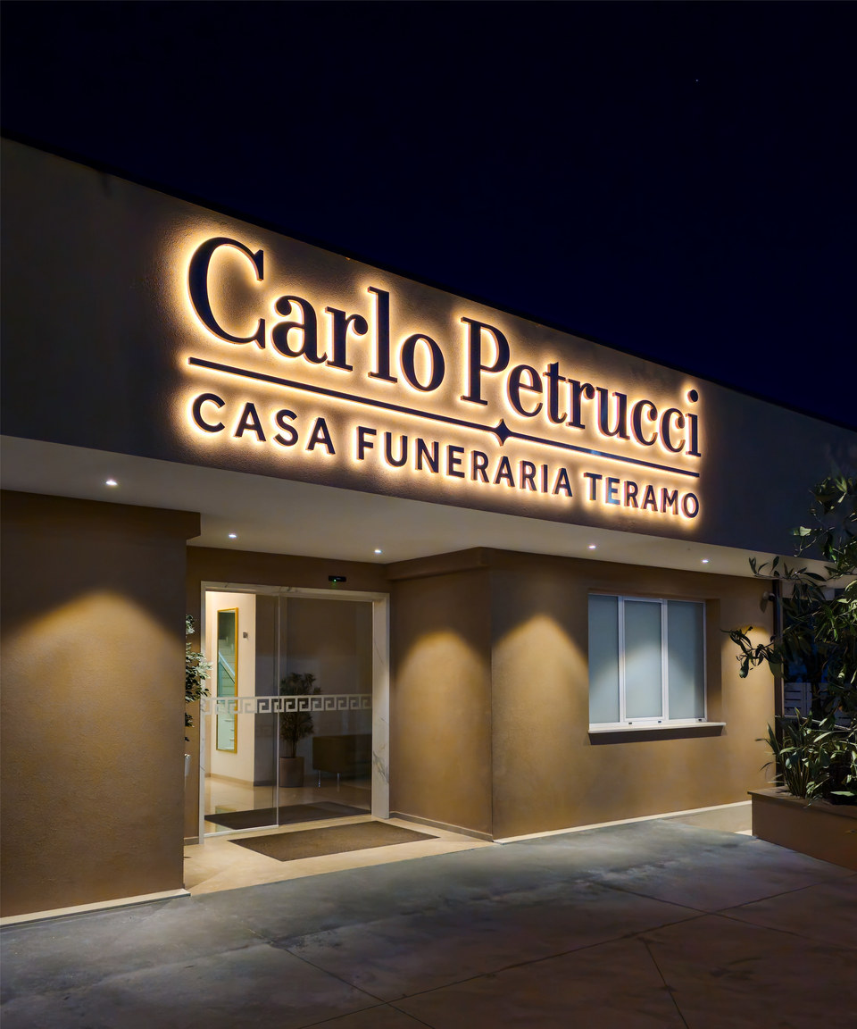 Insegna a lettere scatolate Carlo Petrucci illuminata di notte