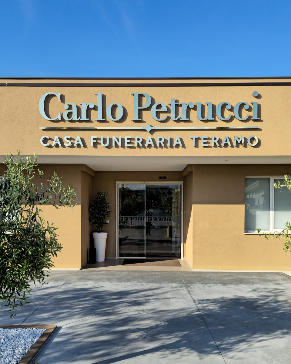 Realizzazione Lettere scatolate a luce riflessa per Carlo Petrucci