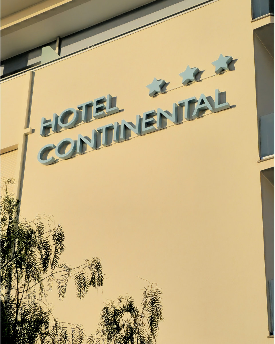 Realizzazione Lettere scatolate a luce riflessa per Continental Hotel
