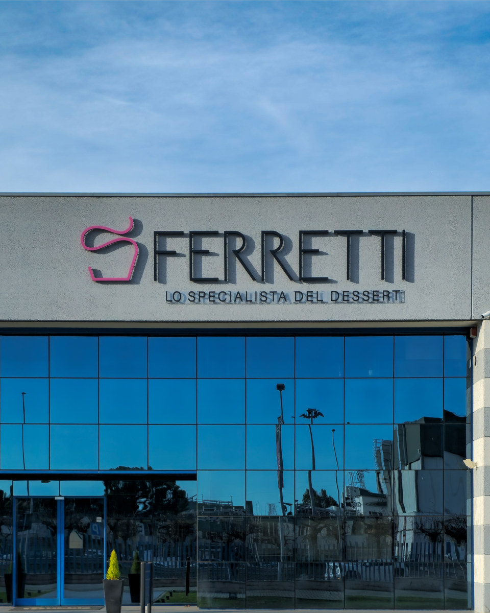 Realizzazione Lettere scatolate a luce riflessa per Ferretti
