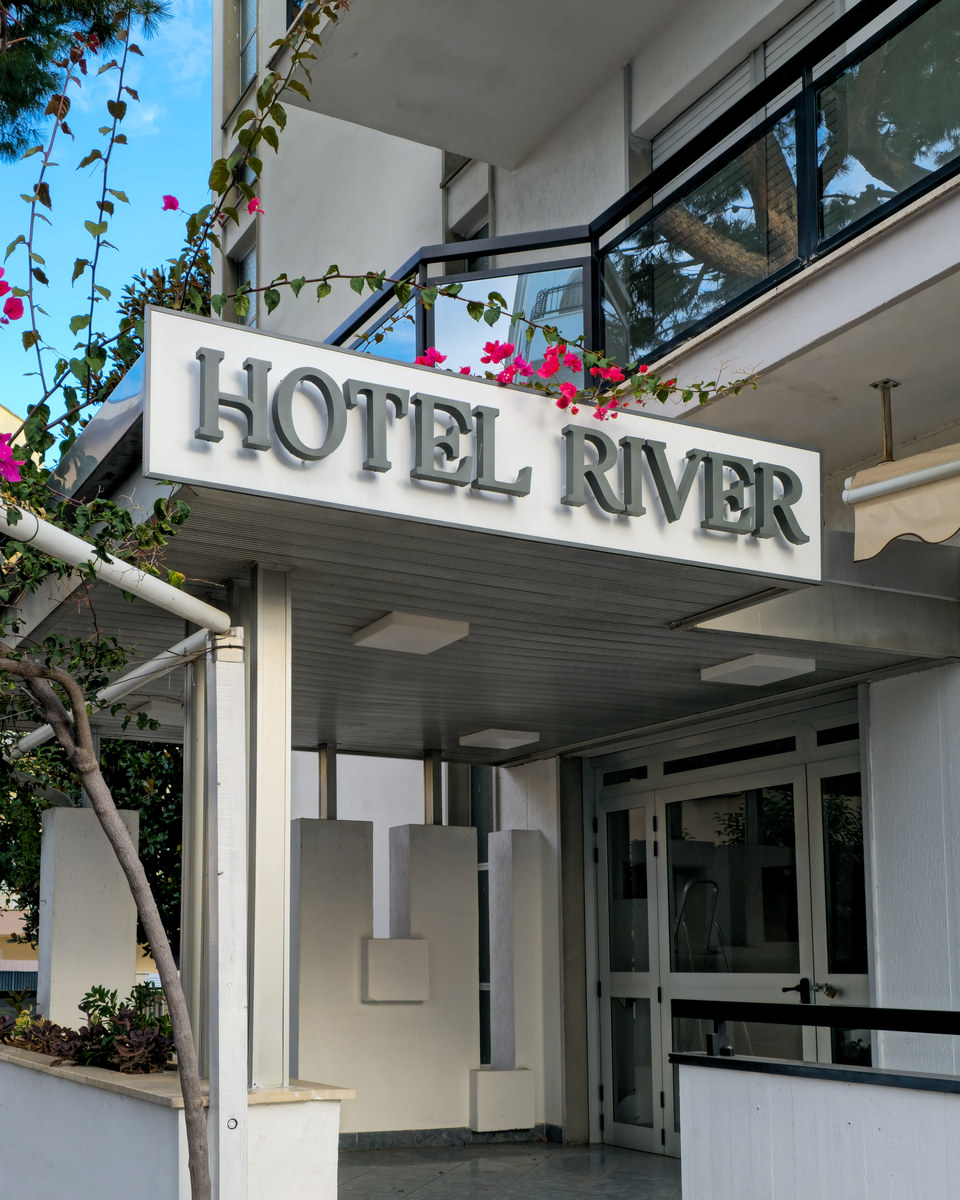 Realizzazione Lettere scatolate a luce riflessa per Hotel River
