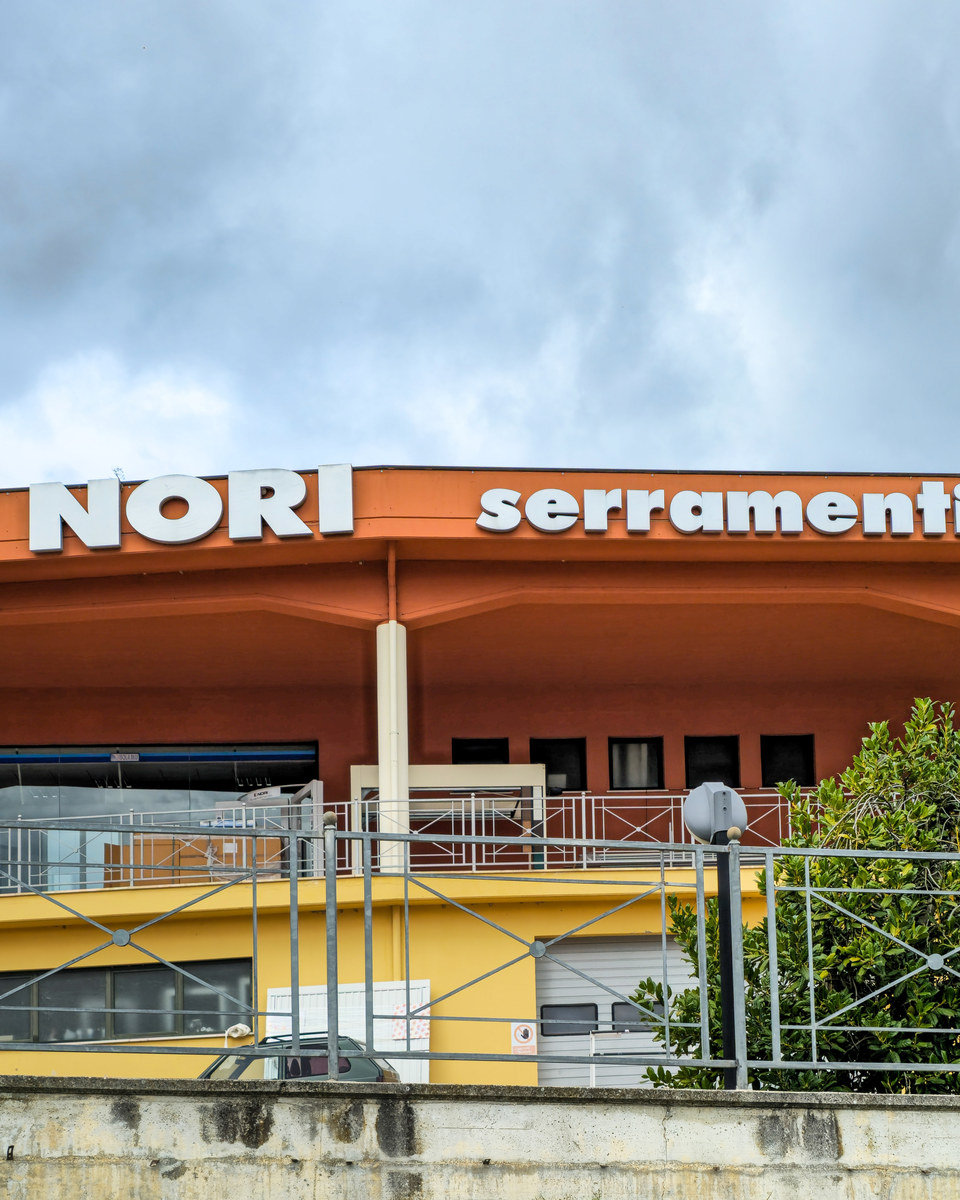 Realizzazione Lettere scatolate a luce riflessa per Nori Serramenti