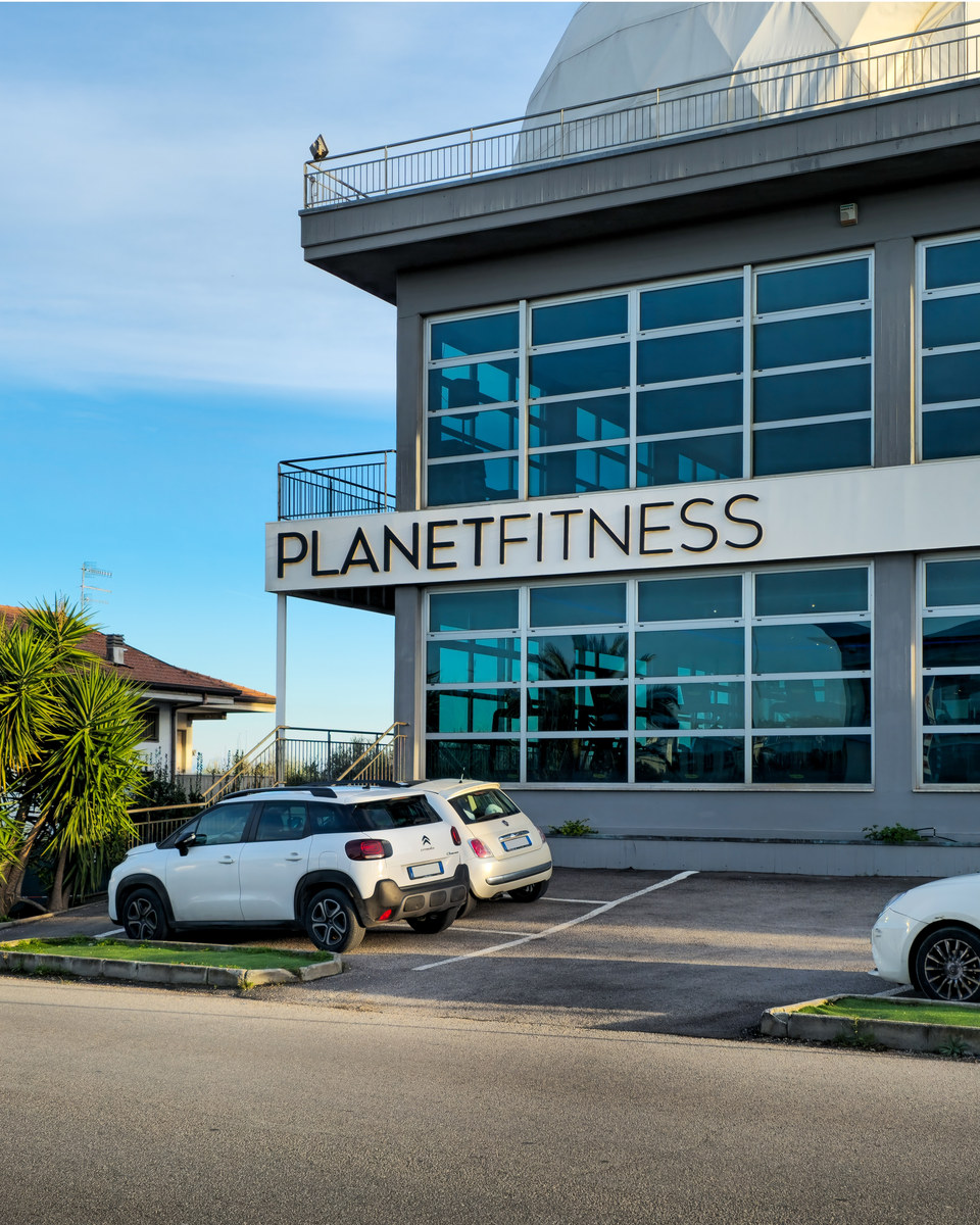 Realizzazione Lettere scatolate a luce riflessa per Planet Fitness Giulianova