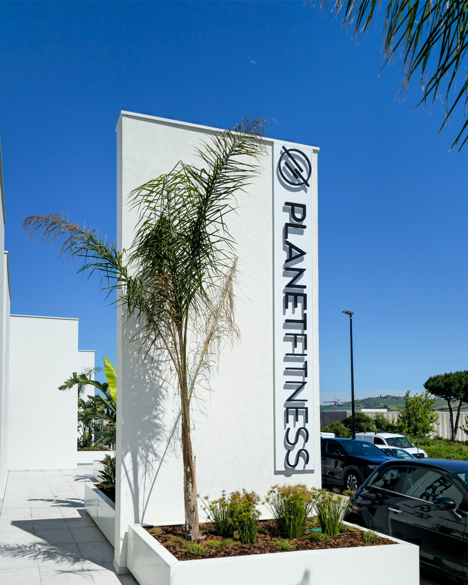 Insegna Planet Fitness Mosciano vista di giorno