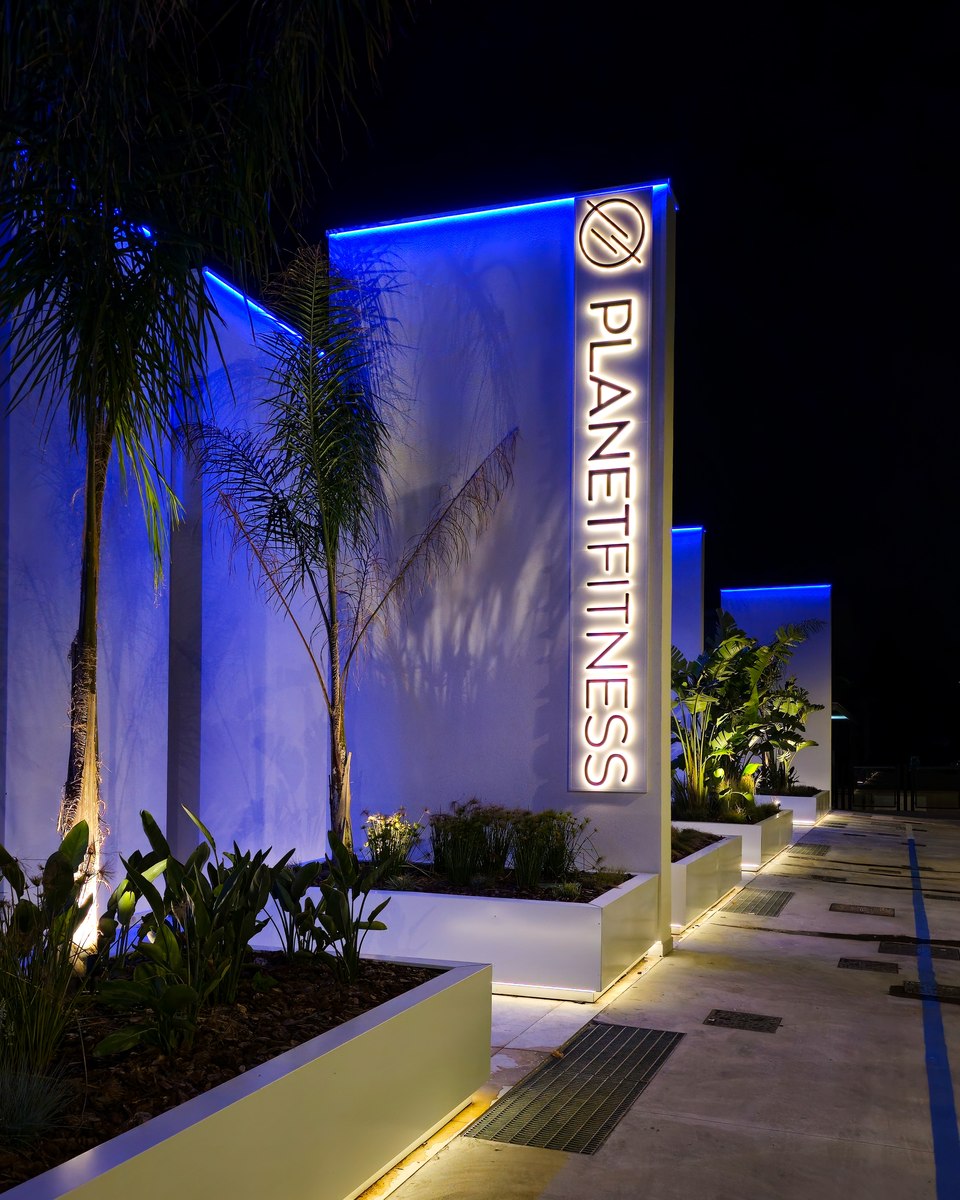 Seconda vista notturna dell’insegna Planet Fitness Mosciano