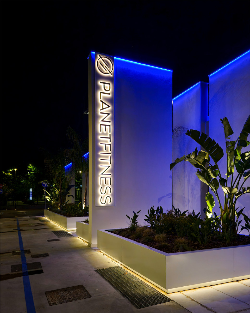 Insegna Planet Fitness Mosciano illuminata di notte