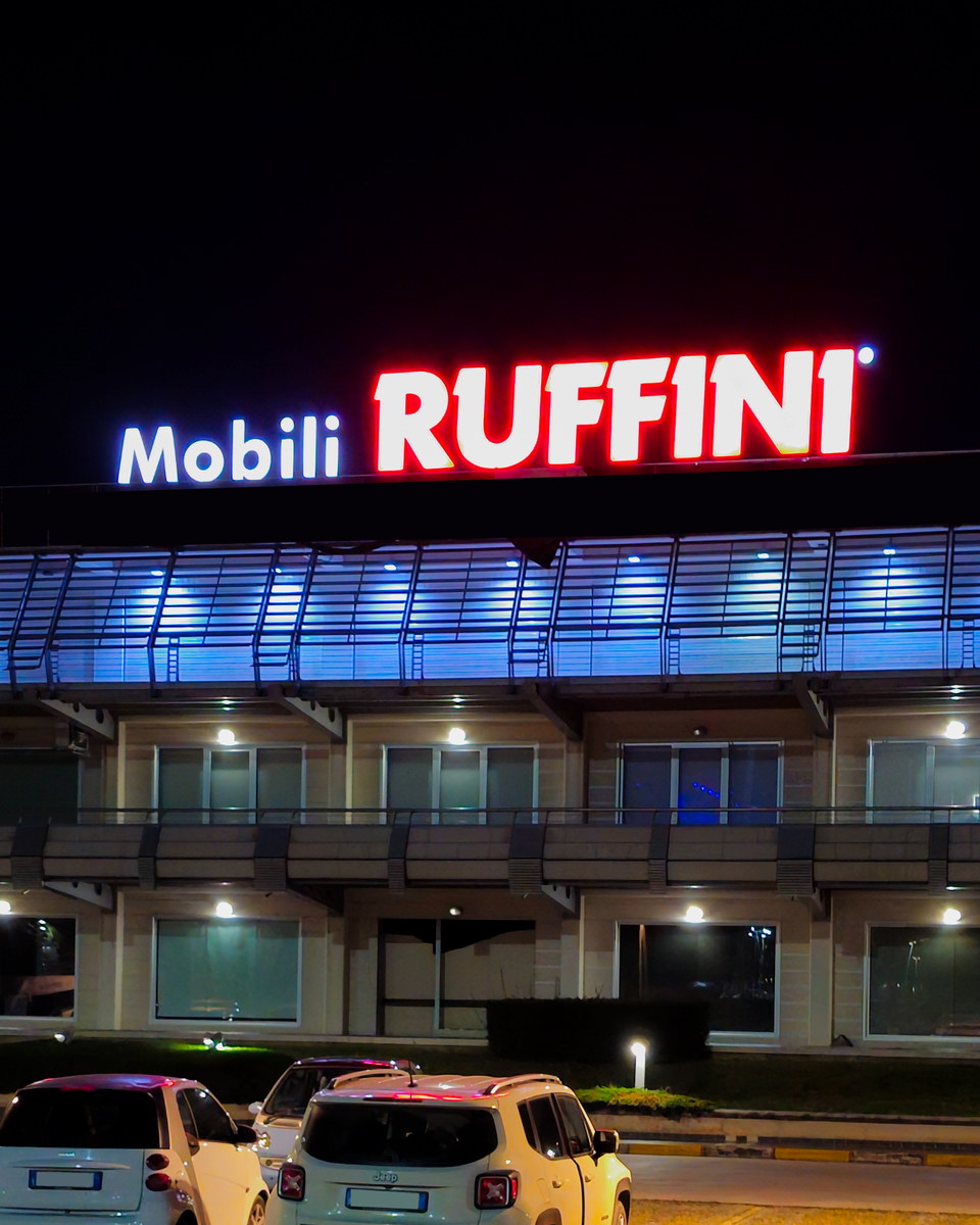 Lettere scatolate a luce diretta per Ruffini Mobili