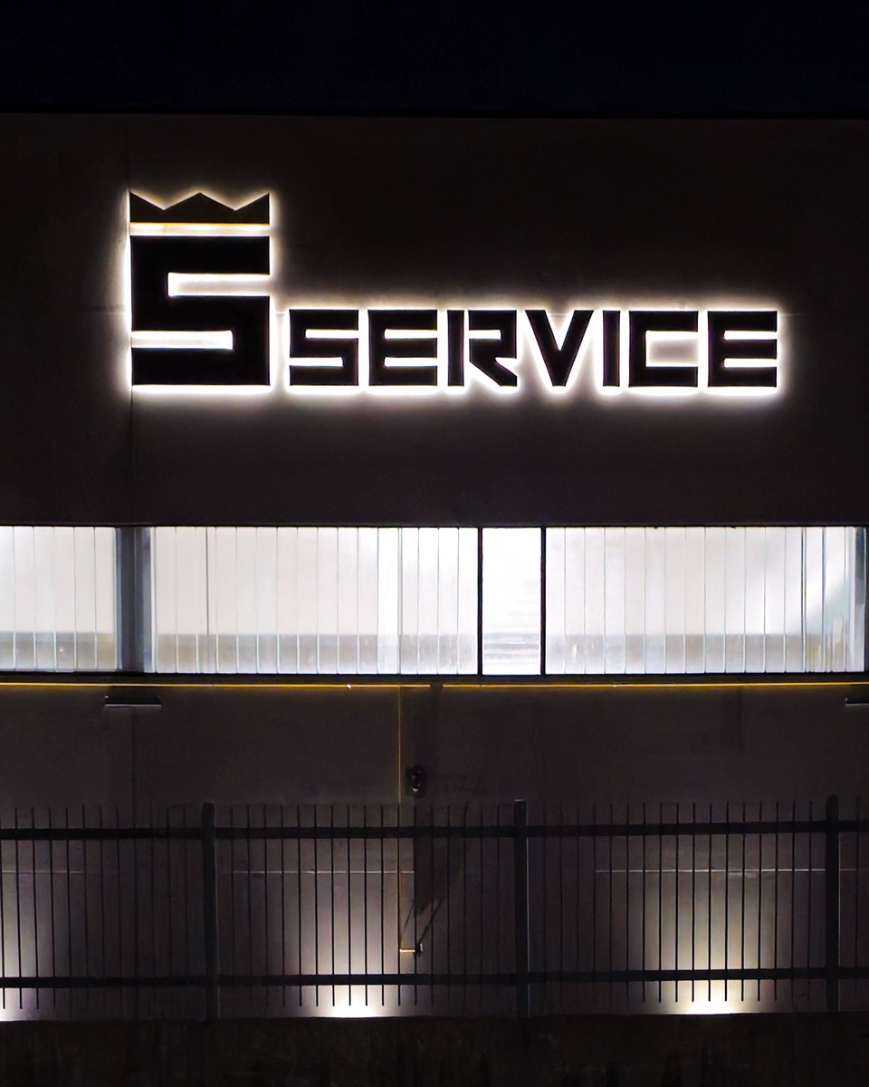 Lettere scatolate a luce riflessa per S Service