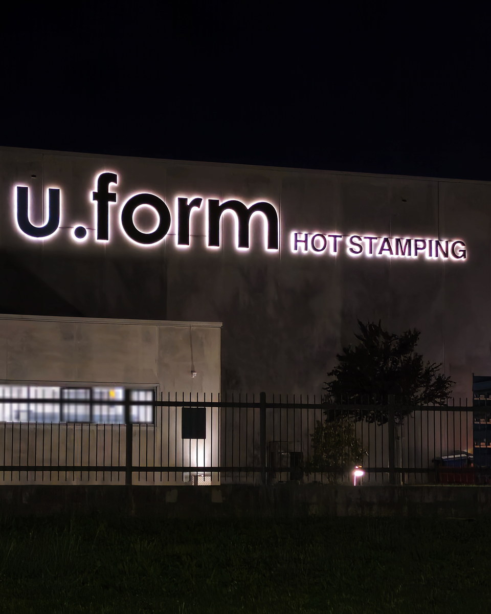 Lettere scatolate a luce riflessa per U.FORM Hot Stamping