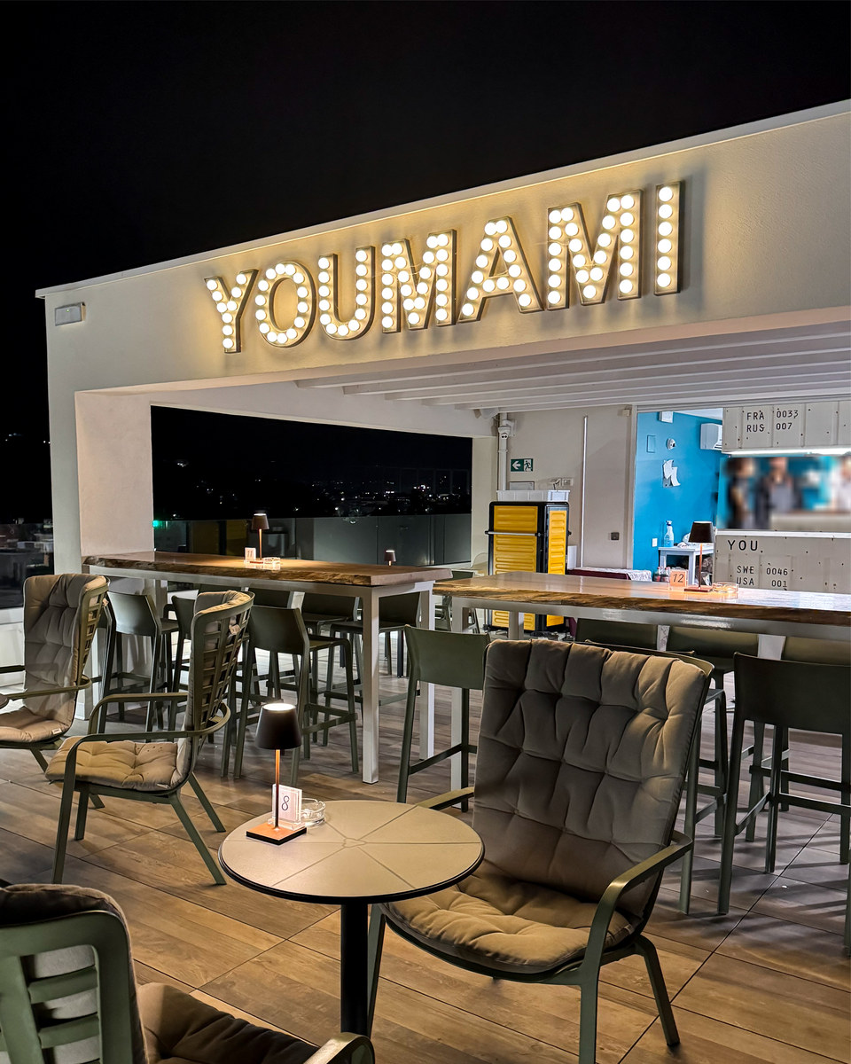 Realizzazione Lettere scatolate con frontale a bulbi LED per Youmami Rooftop