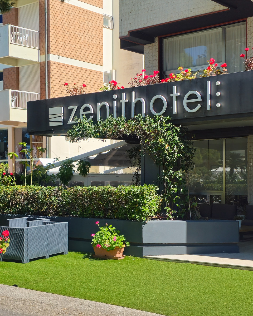 Realizzazione Lettere scatolate a luce riflessa per Zenith Hotel