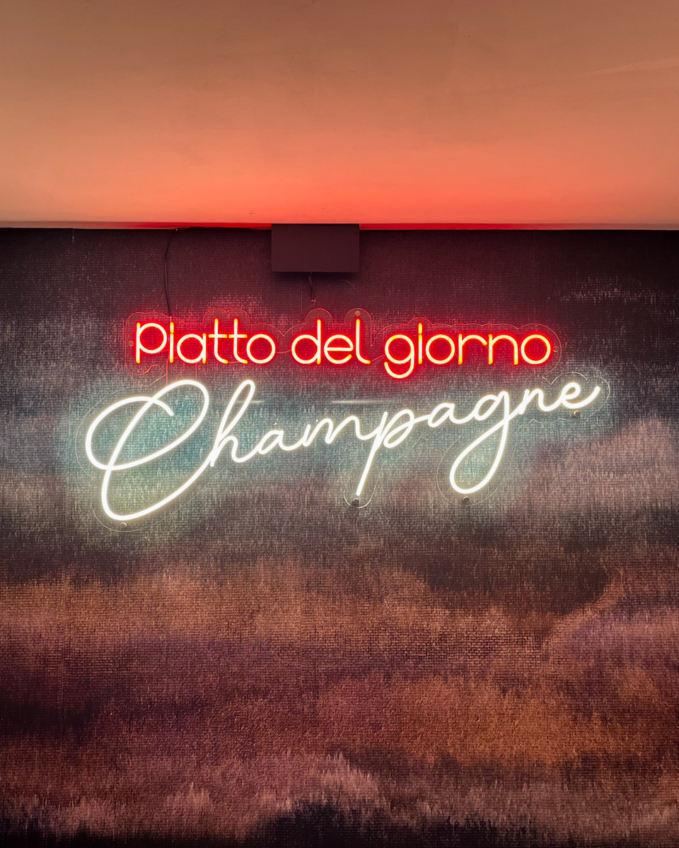 Realizzazione Neon LED per Champagne