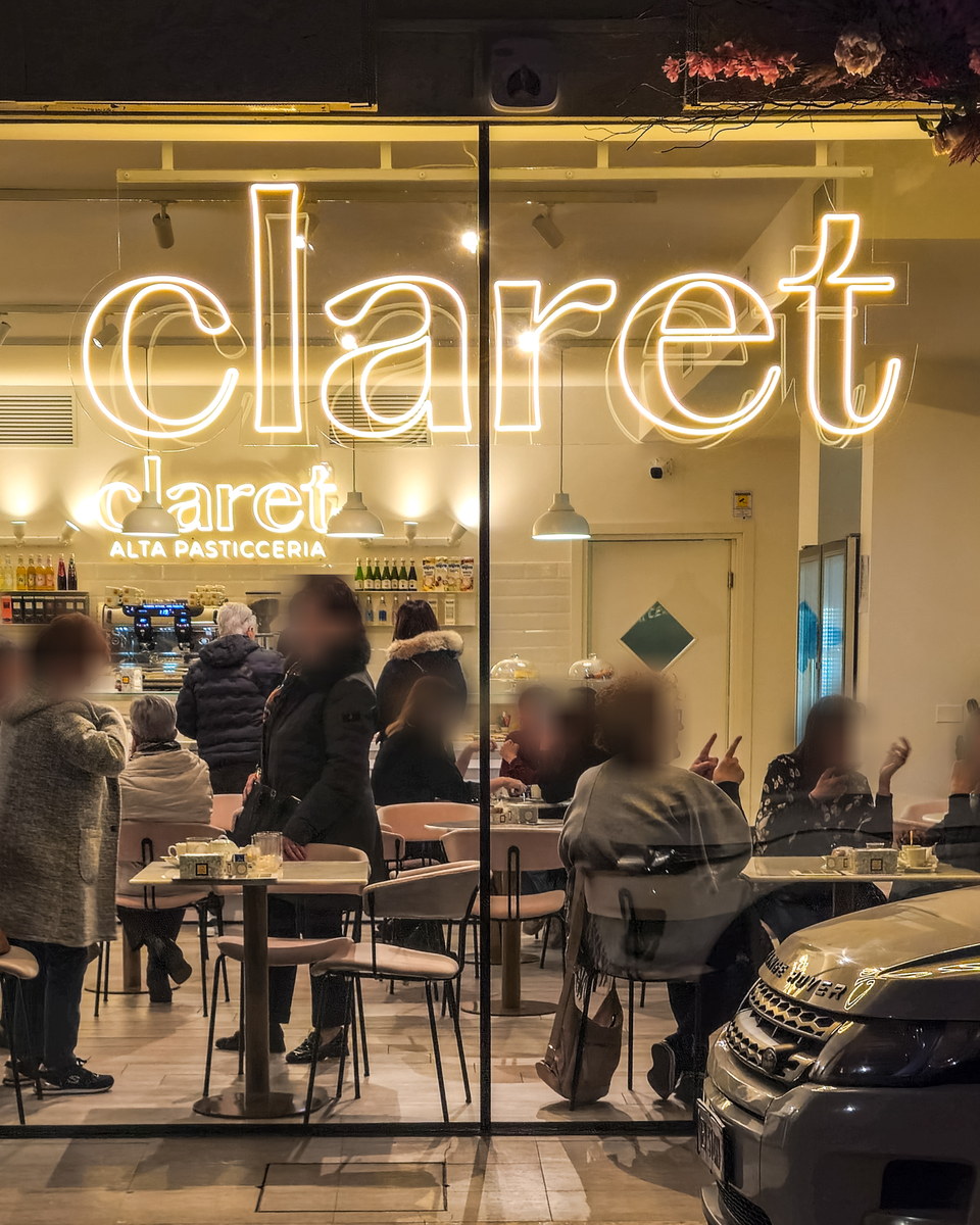 Neon LED per Claret Pasticceria, vista esterna