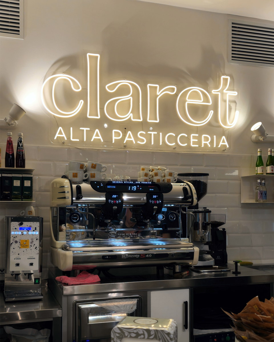 Neon LED per Claret Pasticceria, vista ravvicinata