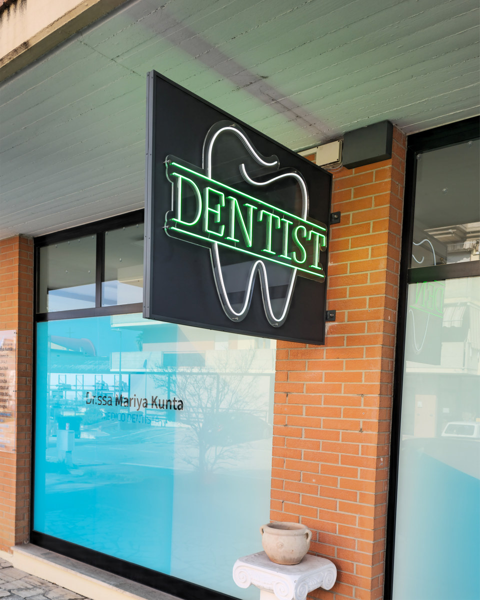 Realizzazione Neon LED per Dentist