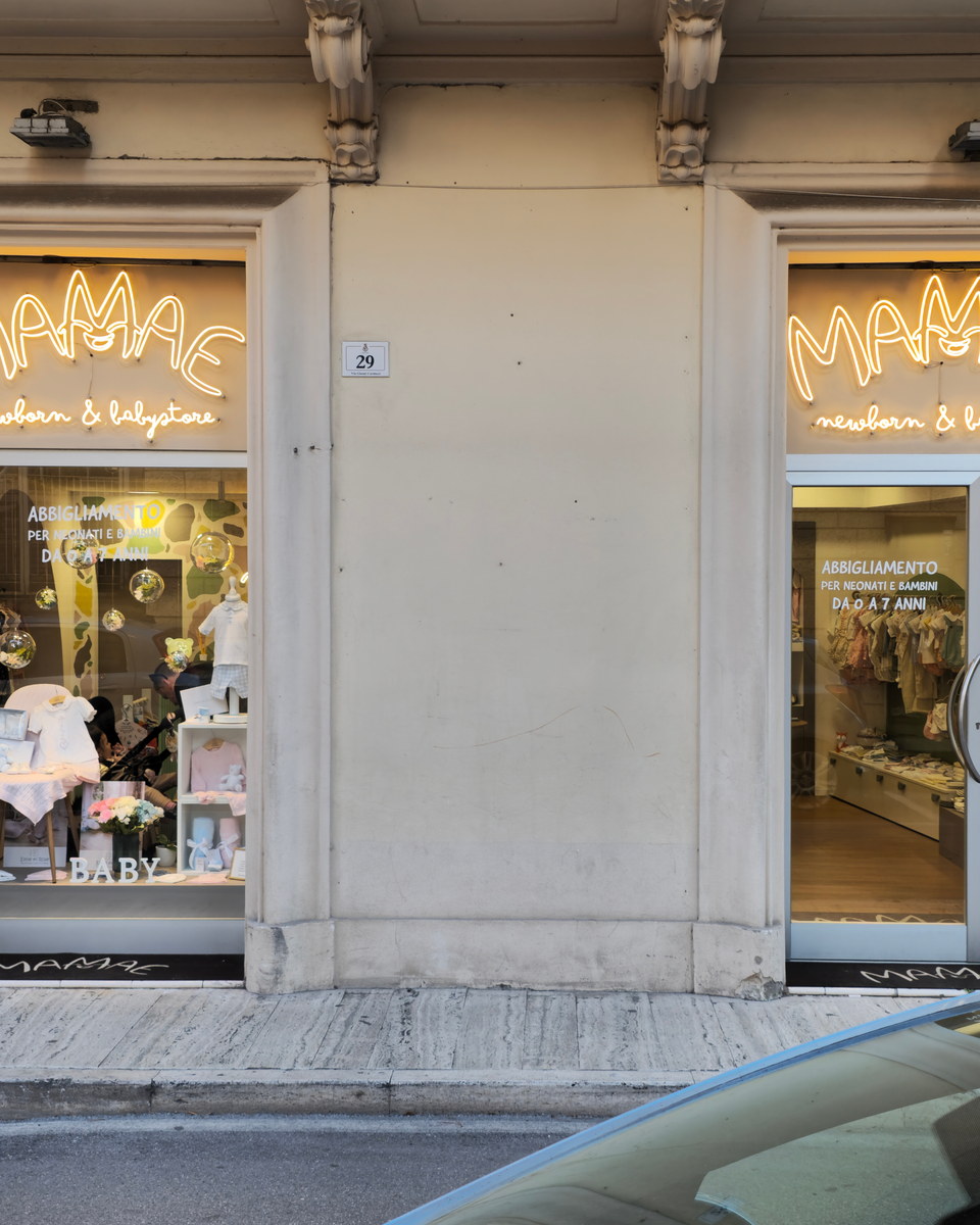 Neon LED per Mamae, vista esterna completa