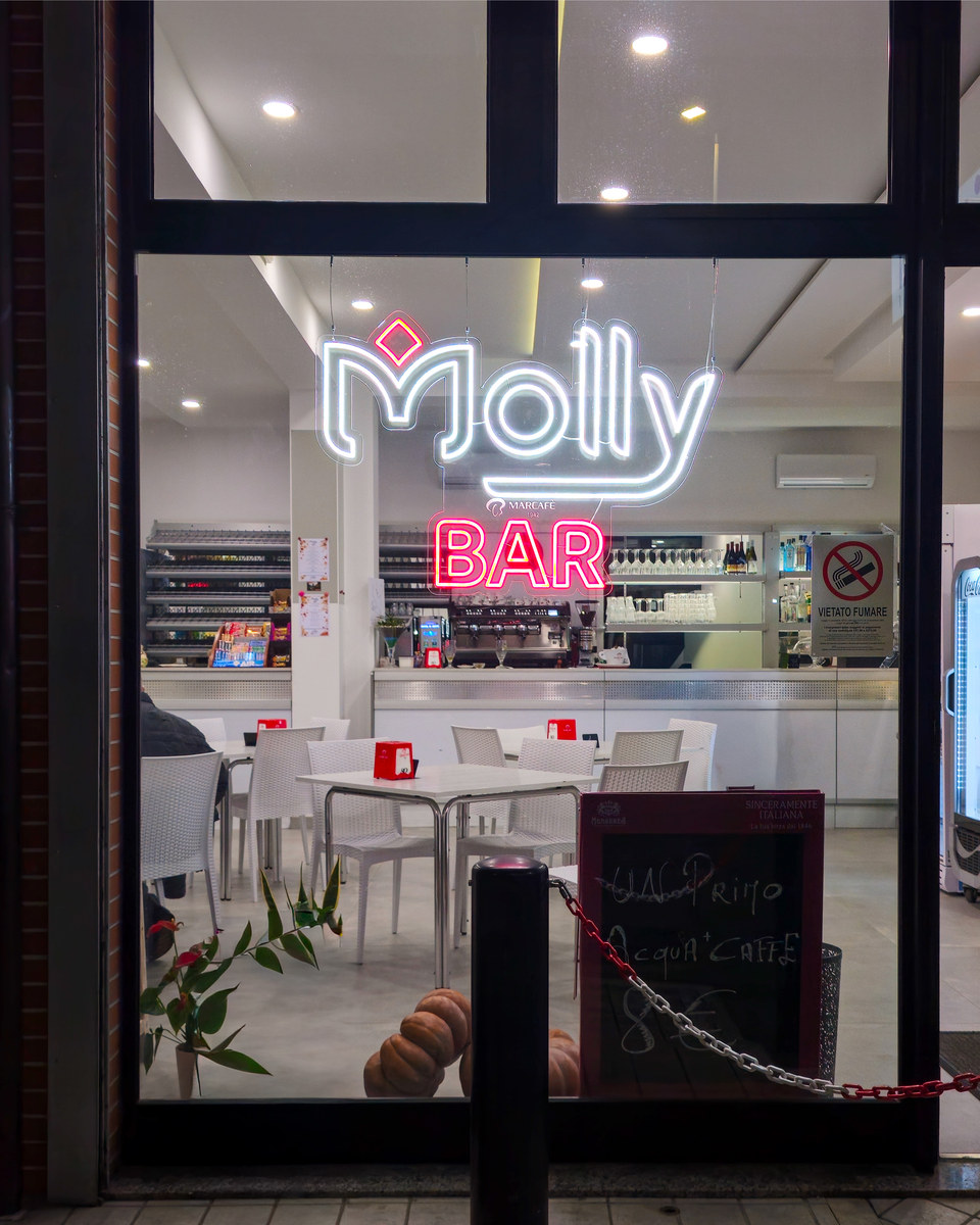 Realizzazione Neon LED per Molly Bar