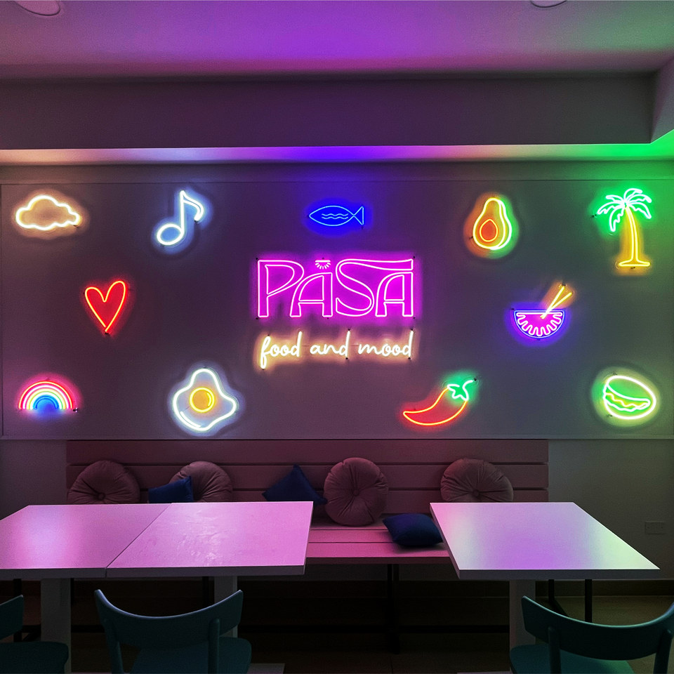 Composizione Neon LED Pasa con scritta e icone luminose