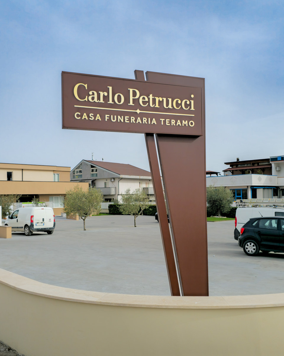 Realizzazione Totem per Carlo Petrucci