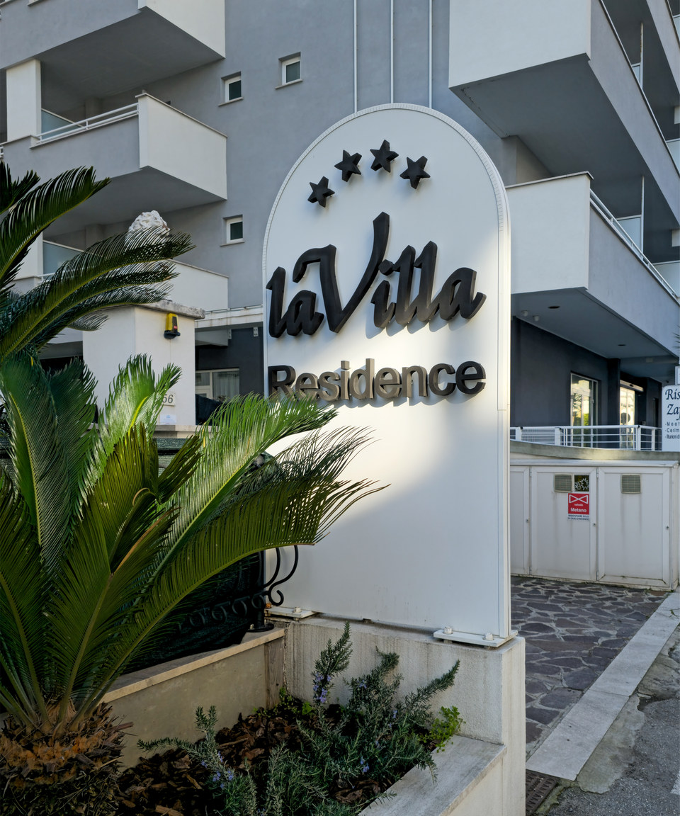 Totem La Villa Residence con lettere scatolate a luce riflessa