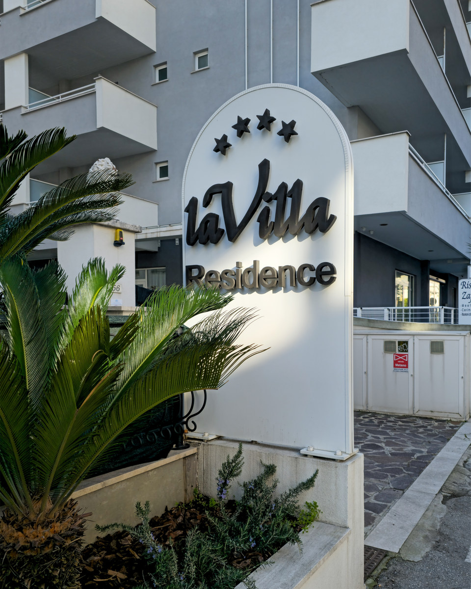 Realizzazione Totem con lettere scatolate a luce riflessa per La Villa Residence
