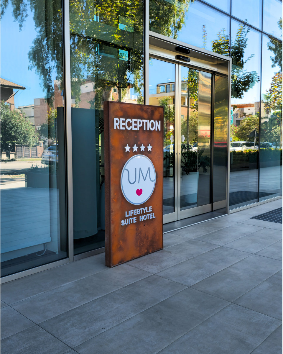 Realizzazione Totem per Youmami