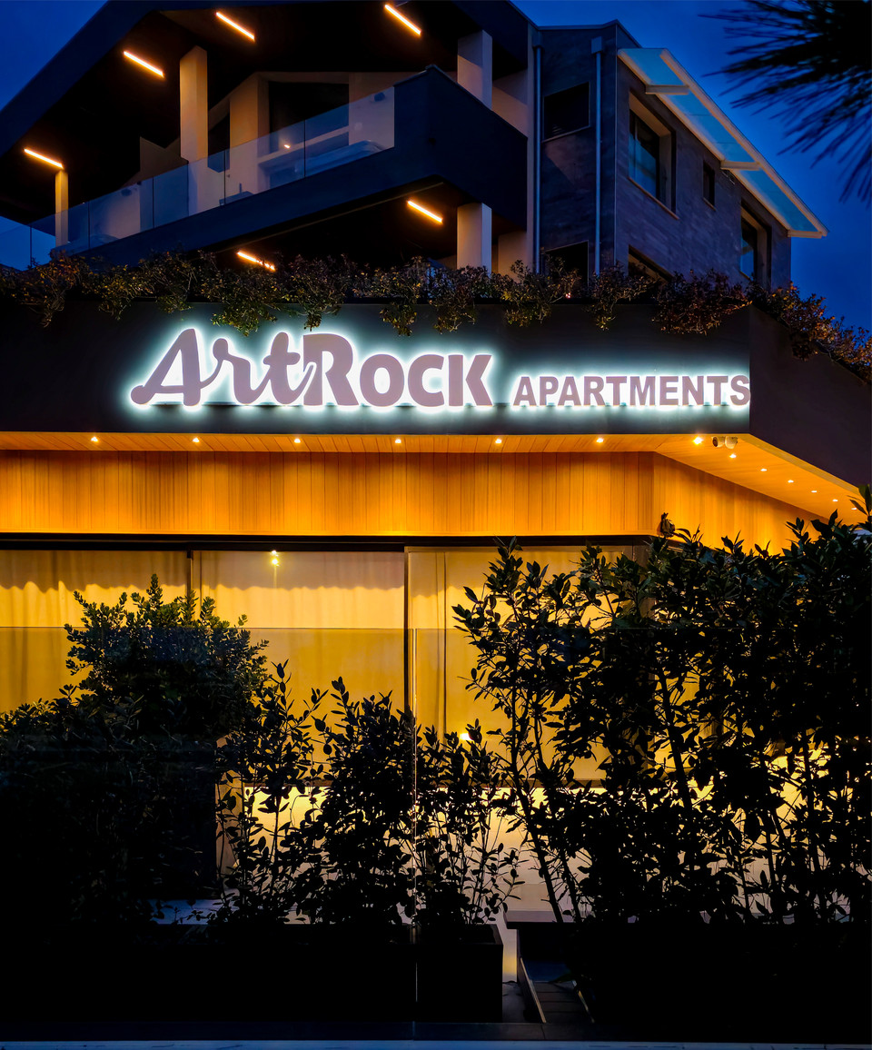 Insegna luminosa ArtRock Apartments installata sulla facciata