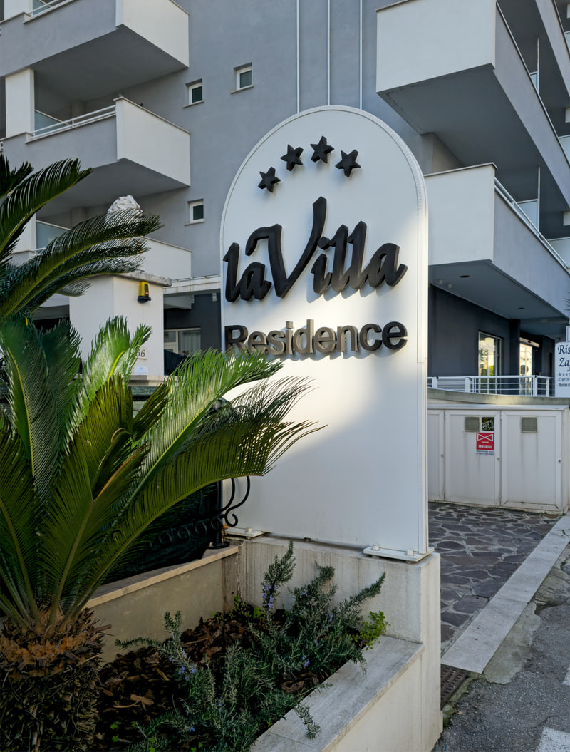 Totem La Villa Residence con lettere scatolate a luce riflessa