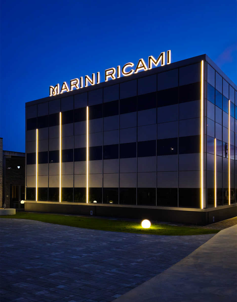 Insegna luminosa Marini Ricami sulla facciata aziendale